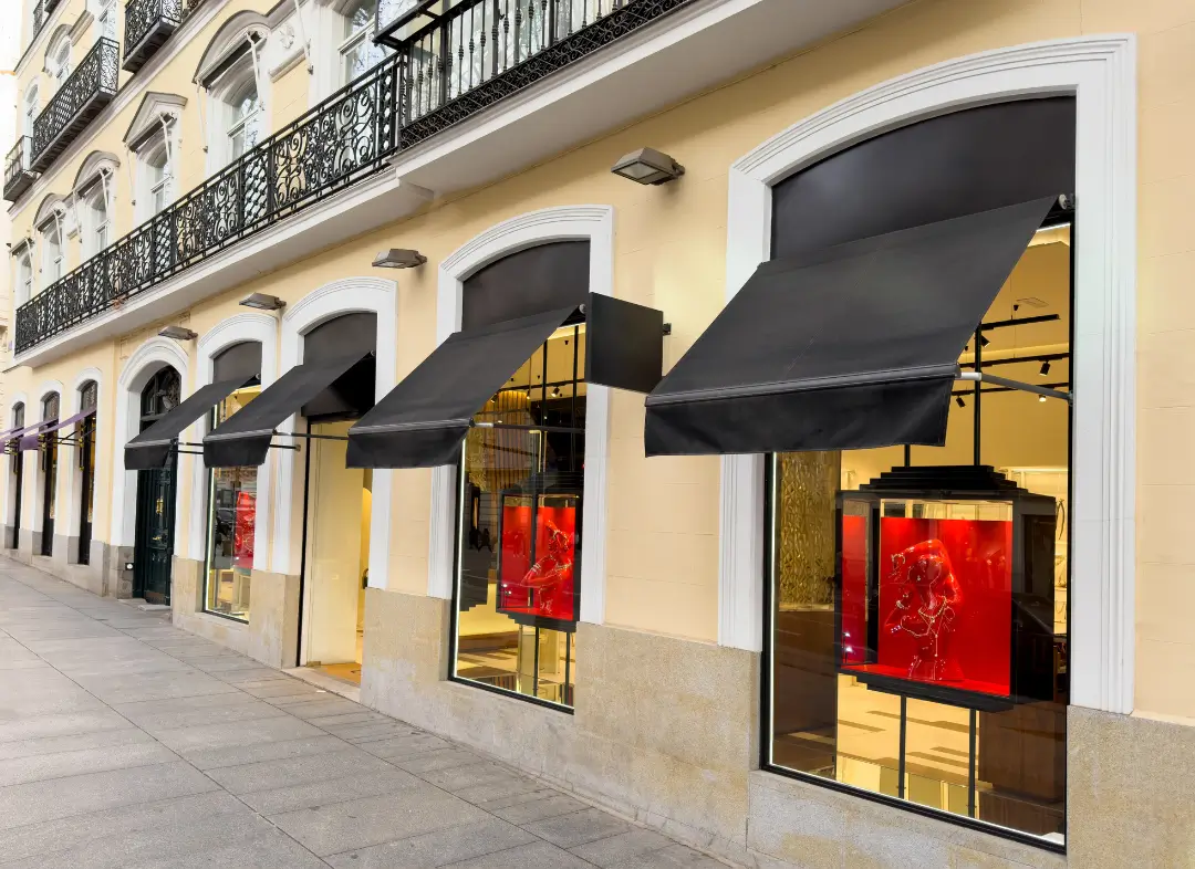 Façade vitrine de magasin en aluminium sur mesure à Beaulieu-sur-Mer